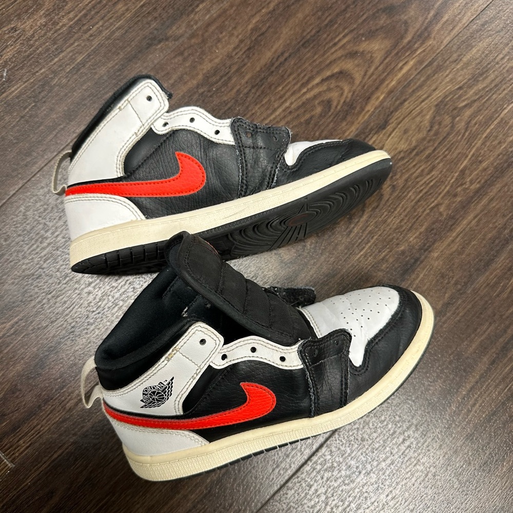 Pre Loved Air Jordan 1 Mid PS "Chile‎ Red" - Size 2Y (Preschool)